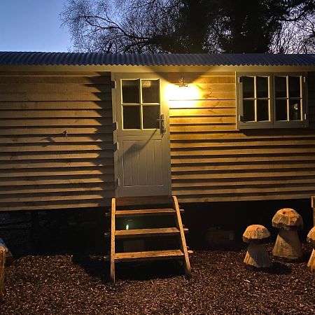Chez Maurice Luxury Shepherds Hut With Bath And Hot Tub Kelling Exterior foto